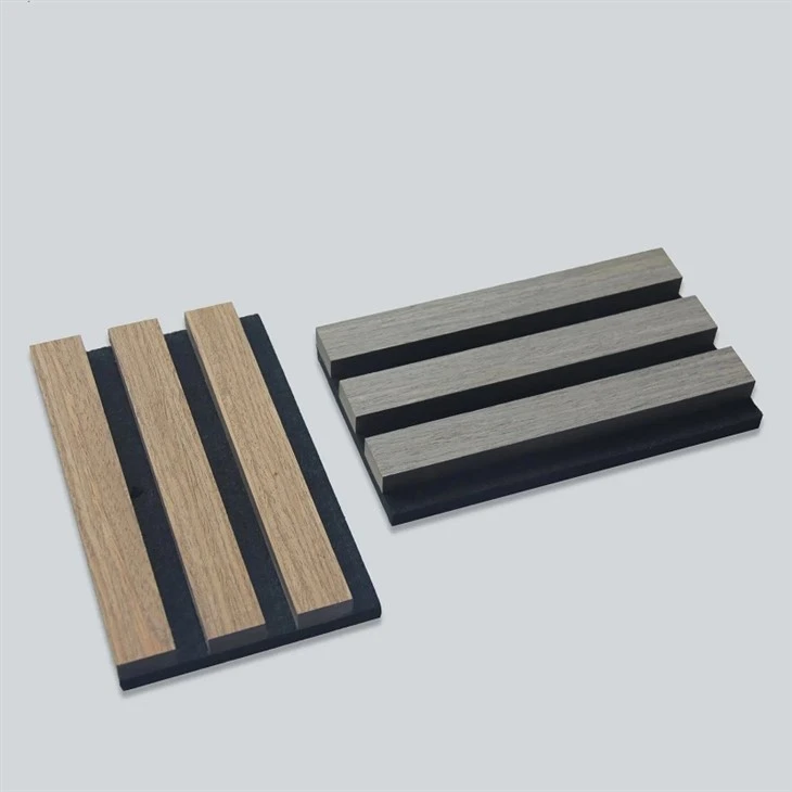 Paneles de pared de madera con listones acústicos